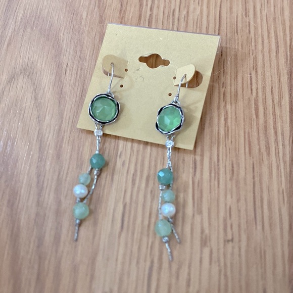 ❤️ Silver and Green Beaded Earrings NWOT - Picture 1 of 2